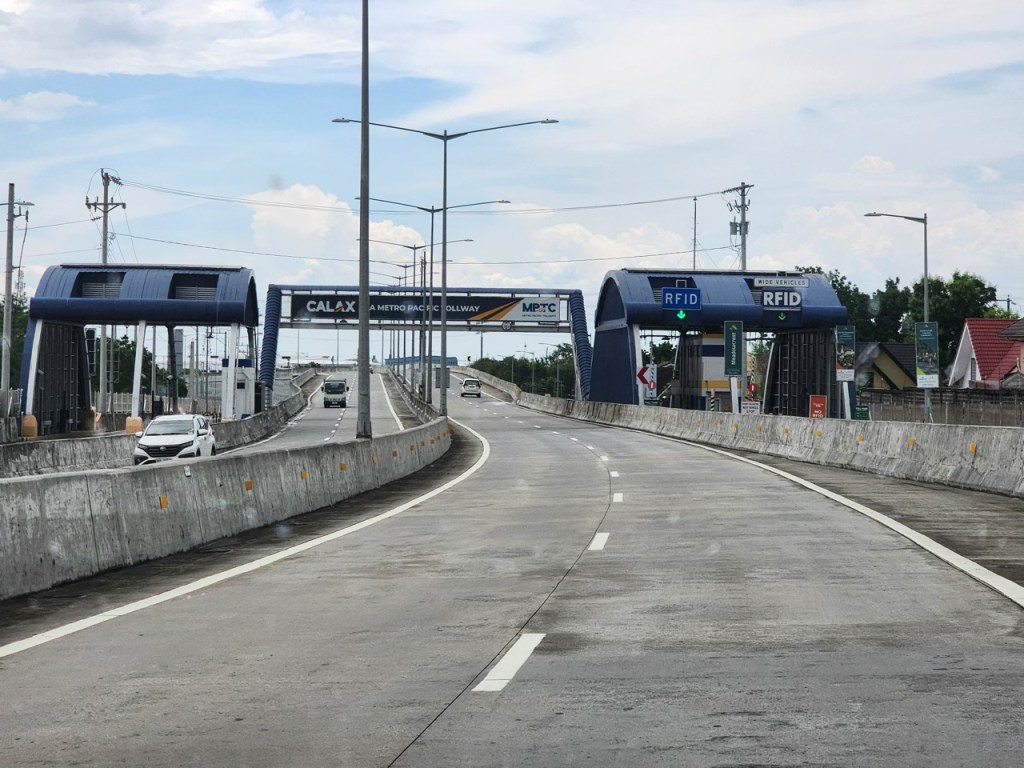 View of the CALAX tollway with RFID lanes for electronic toll collection.